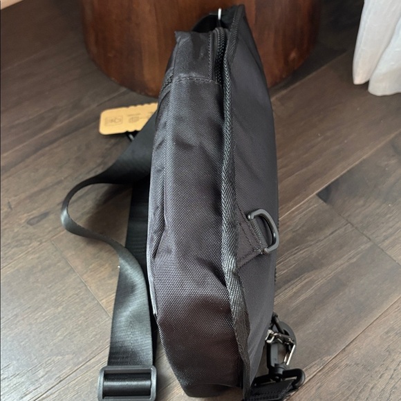 True Religion Yeta Sling Crossbody,3 zip compartments,credit card slots - Picture 6 of 16